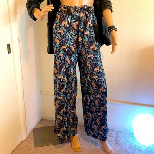 Fashionable wide legged, leopard 🐆 pant with tie. XS